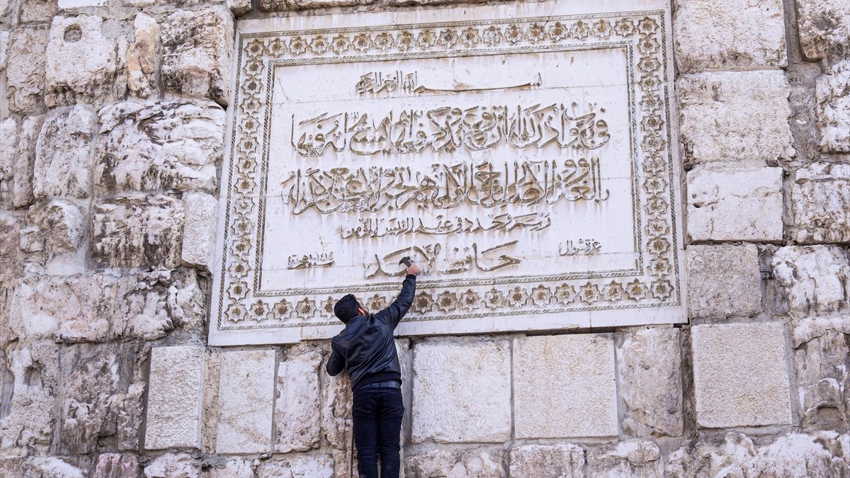 Emevi Camisi’nin duvarında da Esad’a artık yer yok