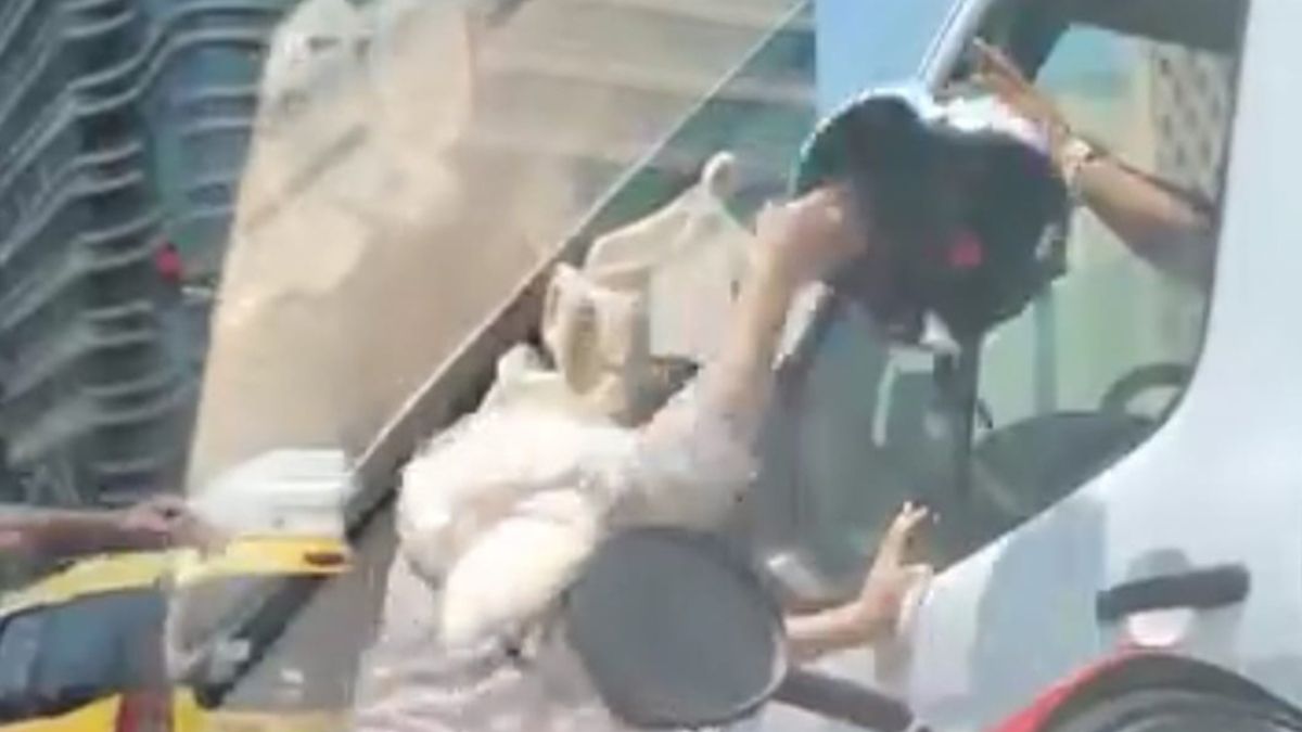 Adana’da kadından sıkıştırdığını iddia ettiği şoföre kasklı saldırı